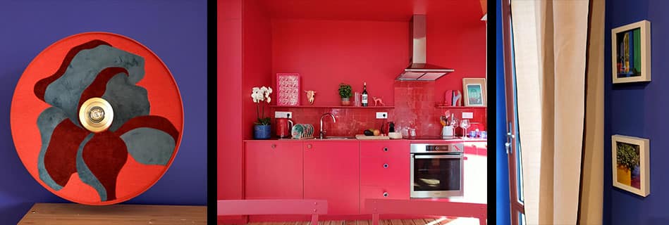 Triptyque : suspension nuage rouge et gris, cuisine d'un rouge lumineux avec crédence en bejmat, et embrasure de porte-fenêtre en bois sur le mur bleu Majorelle