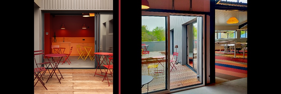 Terrasse en bois meublée de chaises bistrot ouverte sur la salle de pause, et retour sur le plateau de bureaux coloré