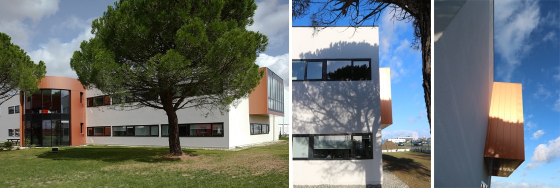 Le bâtiment parmi les pins avec ses accents cuivrés, volume en porte-à-faux et détail du bardage cuivré contre le ciel