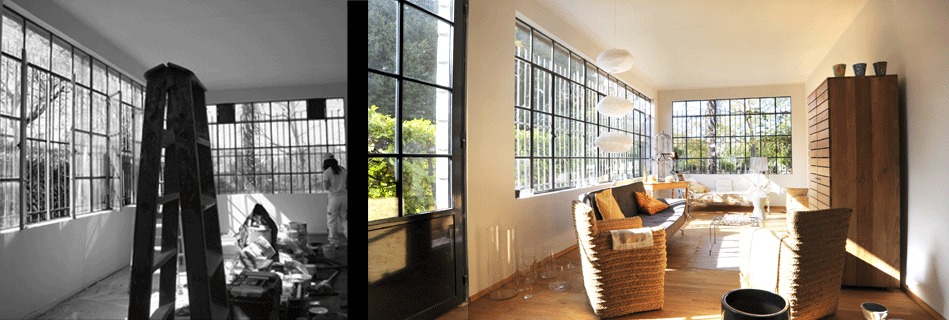 La pièce verrière : chantier en noir et blanc avec échelle et peintres, puis salon terminé baigné de soleil, fauteuils tressés et meuble en bois devant les grandes baies en acier