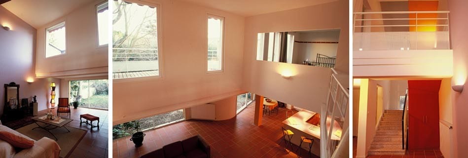 Vues du séjour ouvert sur le jardin par de hautes baies, sol en tomettes, et cage d'escalier décloisonnée reliant les trois niveaux