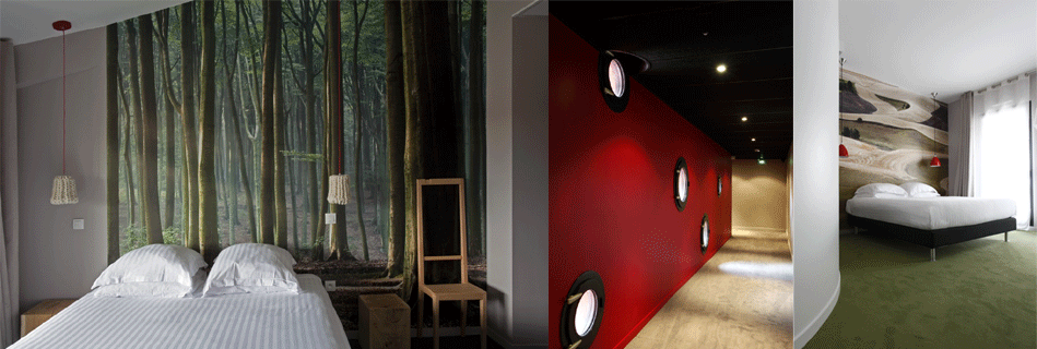 Chambre à la fresque forêt en tête de lit, couloir rouge ponctué de hublots lumineux et chambre à la fresque de paysage