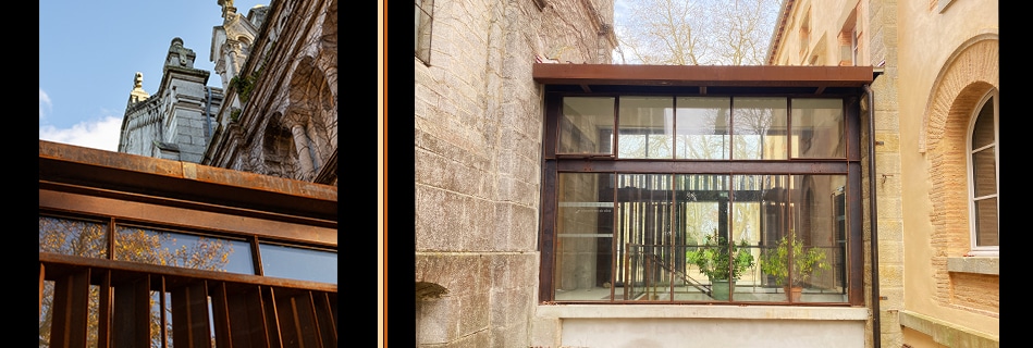 Détail du pavillon en acier corten et bois face aux clochetons de pierre, et véranda vitrée greffée entre l'église et le couvent