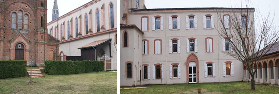 L'église en brique du monastère et l'aile d'hôtellerie de trois étages bordée d'une galerie à arcades, où sont accueillis les retraitants