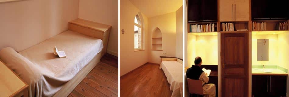Cellules monastiques en bois : lit simple et livre ouvert, chambre à la fenêtre gothique et niche, et moine lisant près d'une bibliothèque intégrée éclairée