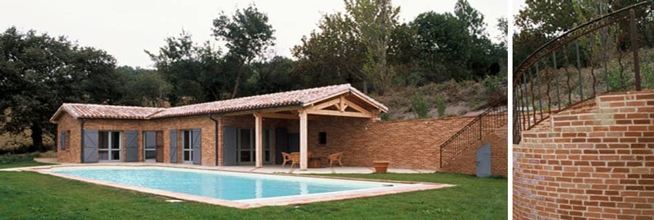 Pool house en brique sous préau bois au bord de la piscine, et détail du mur de soutènement courbe en brique avec son escalier épousant la pente