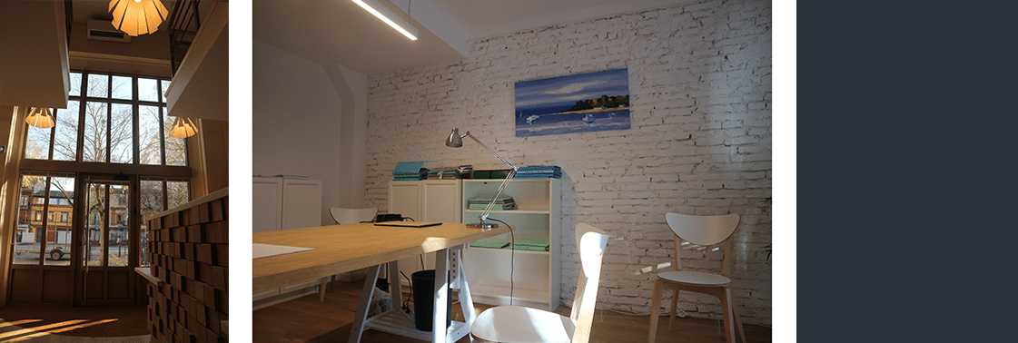 Mezzanine et mur de tasseaux bois près de l'entrée, et bureau au mur de brique peinte en blanc avec plan de travail bois