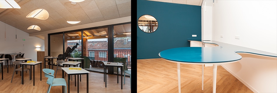 Plateau de travail à l'étage avec puits de lumière ovales et accès terrasse, et espace de réunion au mur bleu, miroir rond et table ovale